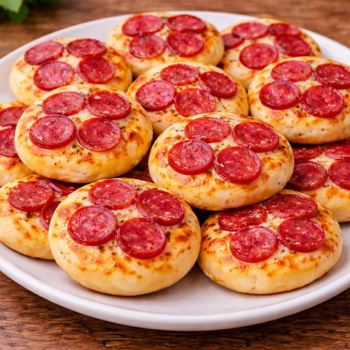 Mini-Manakish mit Käse und Salami. © Sabah el Kheir